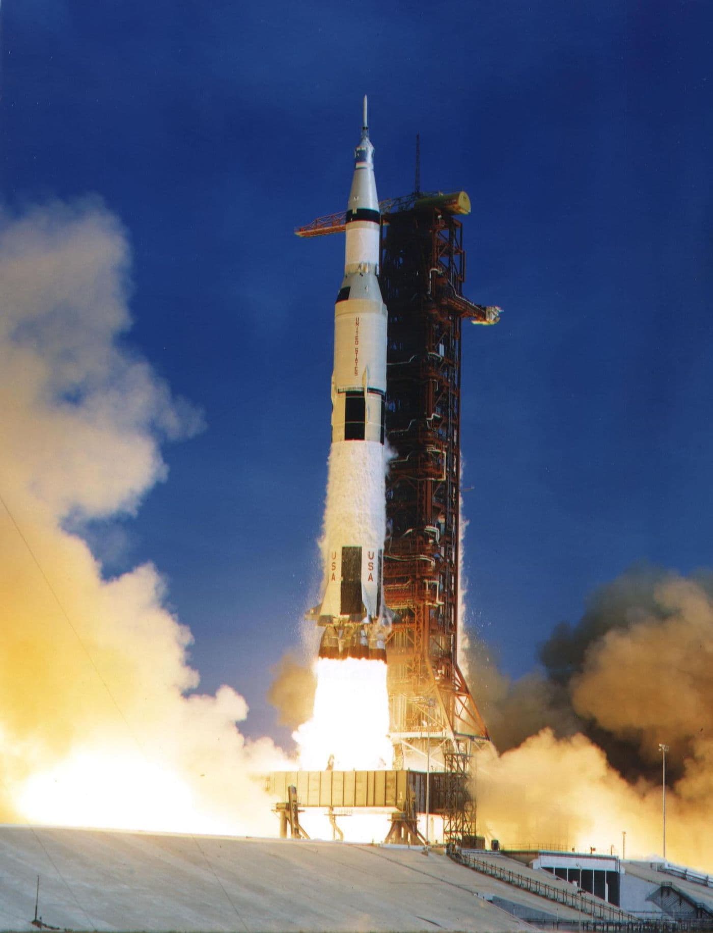 Start rakety Saturn V mise Apollo 11 z rampy 39A (NASA KSC-69PC-442).