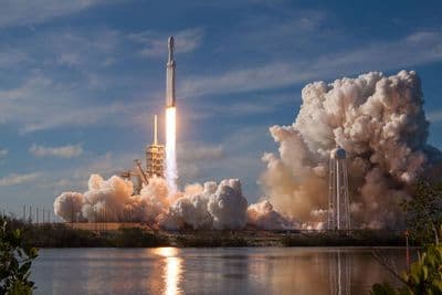 Falcon Heavy při startu demonstrační mise 6. února 2018.