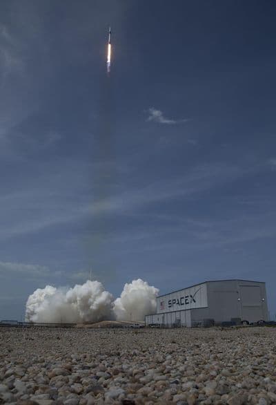 Falcon 9 s Crew Dragonem stoupá po startu k ISS.