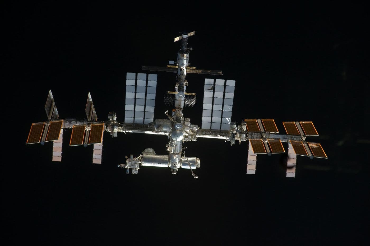 Atlantis u Mezinárodní vesmírné stanice během mise STS-135.