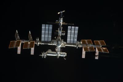 Atlantis u Mezinárodní vesmírné stanice během mise STS-135.