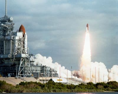 Start raketoplánu Discovery na misi STS-31, 24. dubna 1990.
