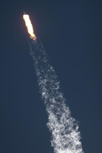 Falcon Heavy s observatoří Nancy Grace Roman stoupá nad startovní rampou a zanechává jasný sloup výfukových plynů.