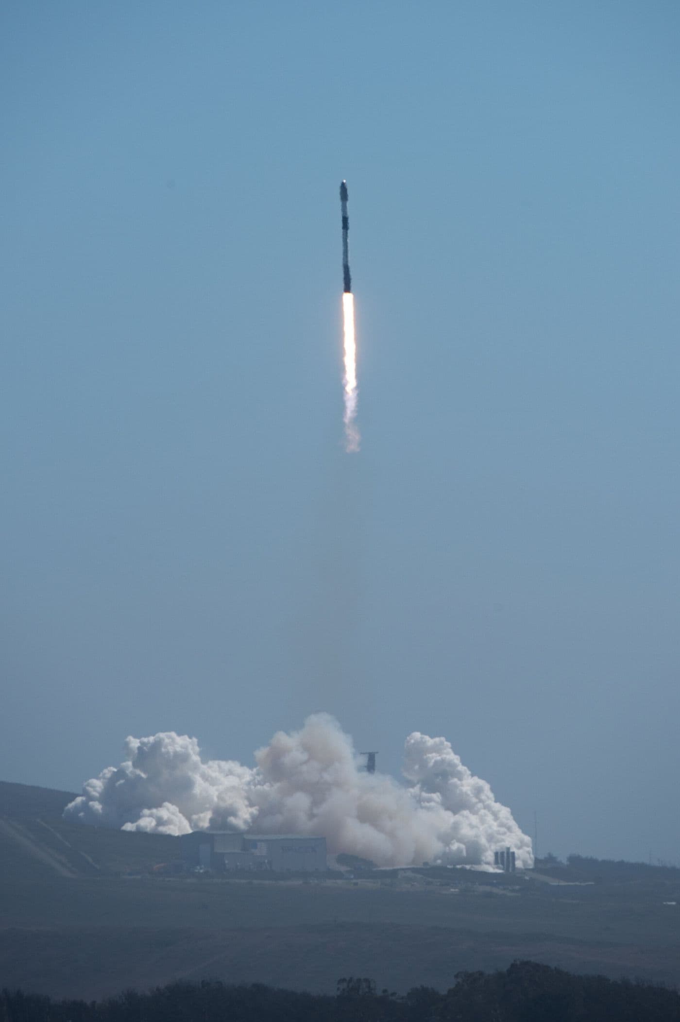 Starlink Mission Launches from Vandenberg (220513-F-IN231-1002)