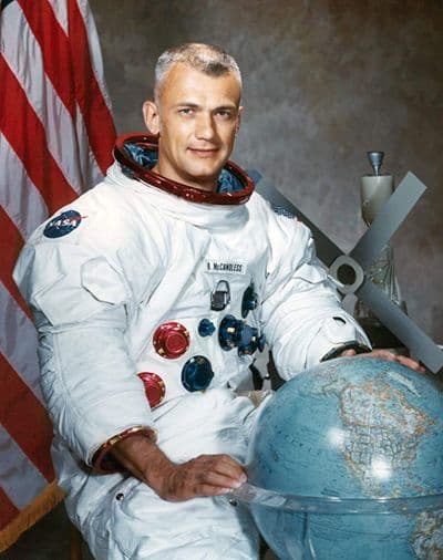 Portrét astronauta Bruce McCandlesse II.