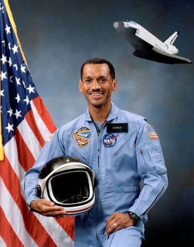 Portrét astronauta Charlese F. Boldena.