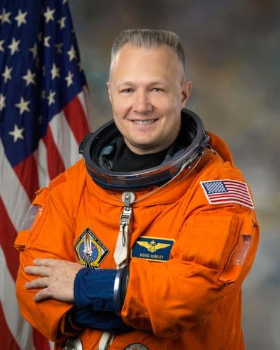 Portrét astronauta Douglase Hurleyho.