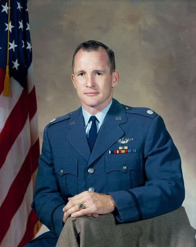 Portrét astronauta Edwarda H. Whitea.