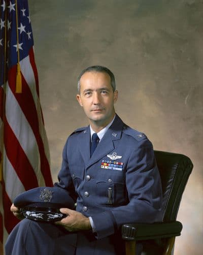 Portrét astronauta Jamese A. McDivitta.