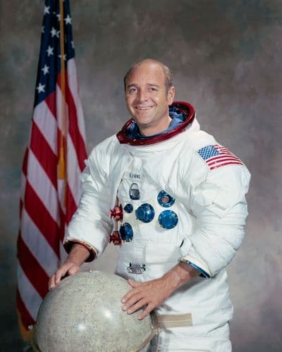 Portrét astronauta Ronalda Evanse.