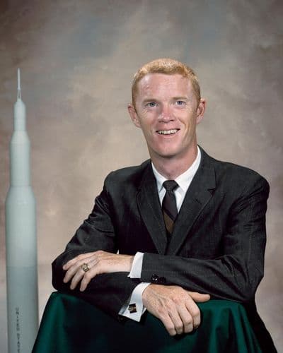 Portrét astronauta Russella Schweickarta.