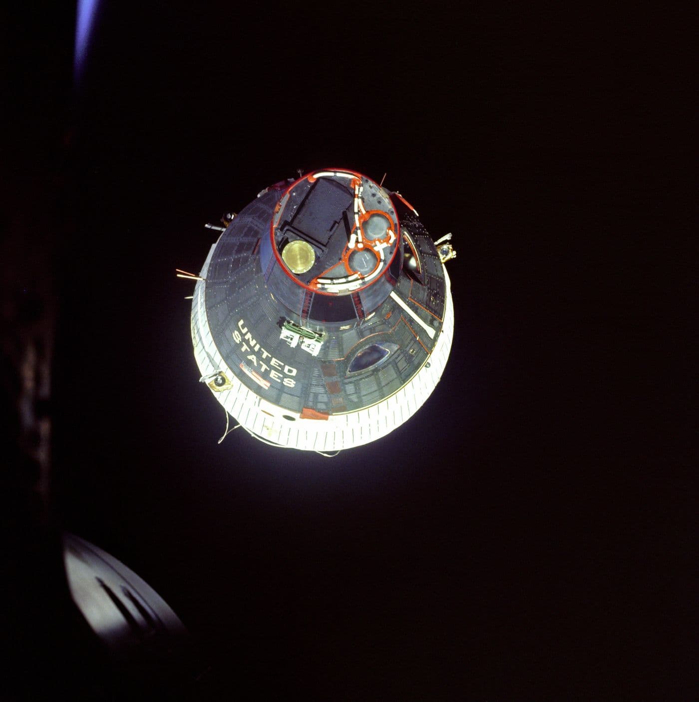 Kosmická loď Gemini 7 vyfotografovaná z Gemini 6 během prvního orbitálního setkání.