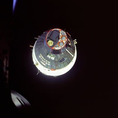 Kosmická loď Gemini 7 vyfotografovaná z Gemini 6 během prvního orbitálního setkání.