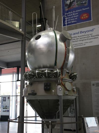 Replika kosmické lodi Vostok spojené s posledním stupněm nosné rakety.