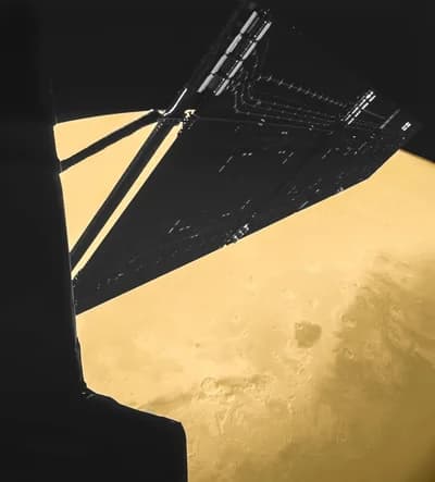 Jedno ze solárních křídel Rosetty na pozadí Marsu. Snímek pořídila kamera CIVA přistávacího modulu Philae krátce před největším přiblížením při gravitačním manévru u Marsu 25. února 2007 (barvy doplněny).