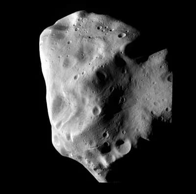Silně kráterovaná planetka (21) Lutetia na snímku kamery OSIRIS při průletu sondy Rosetta 10. července 2010.