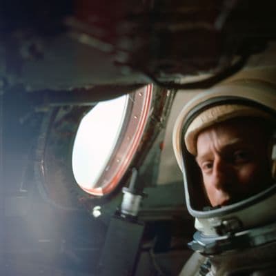 Charles Conrad uvnitř lodi Gemini 5 během dlouhého letu.
