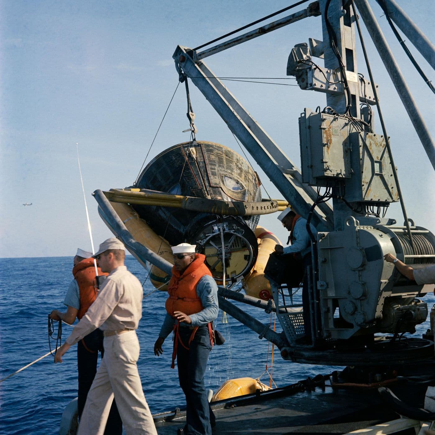 Kapsle Gemini 8 se vytahuje jeřábem na palubu USS Leonard F. Mason (NASA).