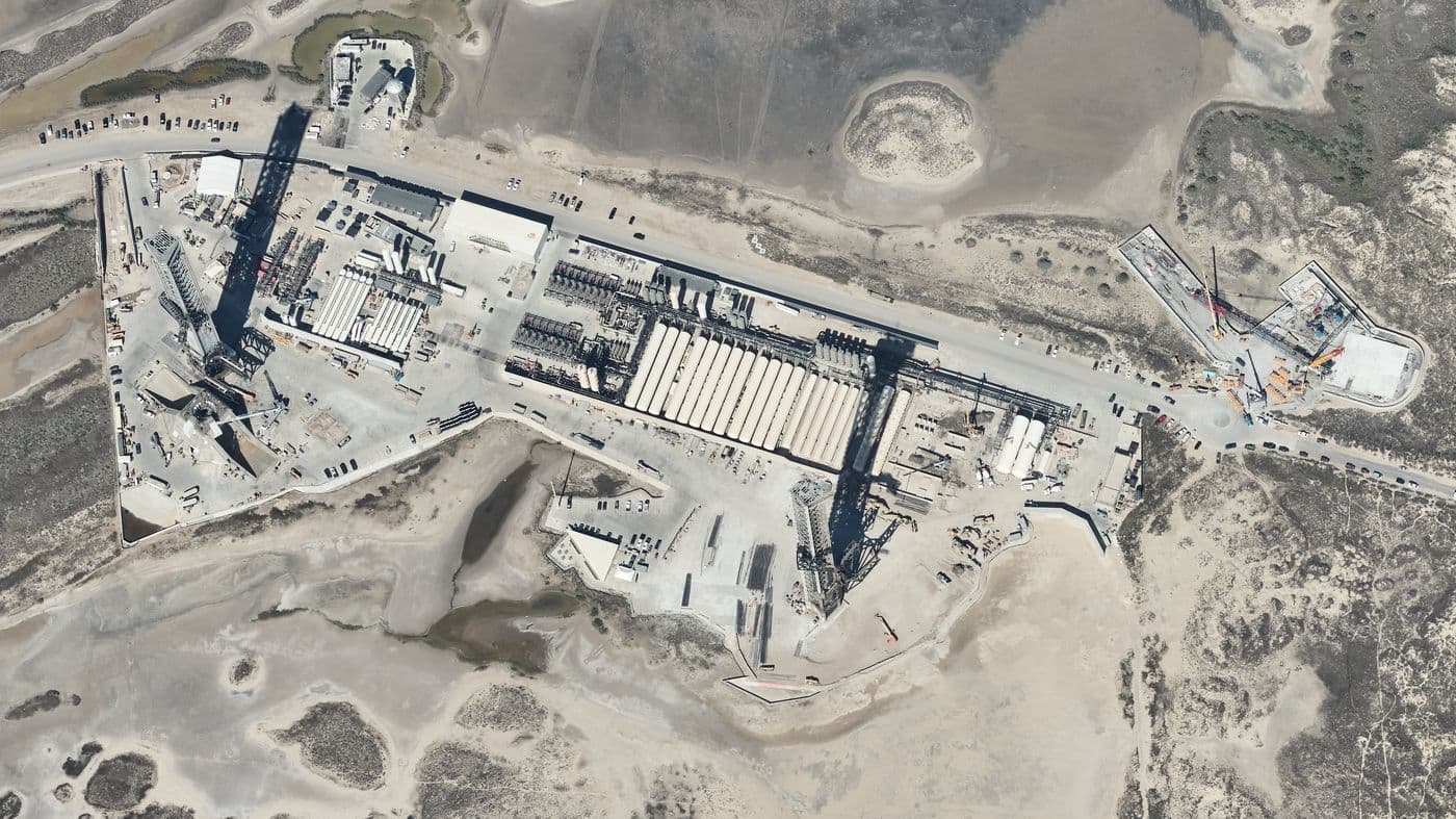 Letecký/satelitní snímek startovacího komplexu Pad 2 (OLP-2) ve Starbase, odkud odstartoval Starship Flight 12 — NOAA Emergency Response Imagery, leden 2026.
