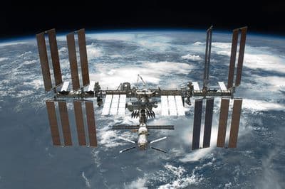 Mezinárodní vesmírná stanice po odpojení raketoplánu Endeavour (STS-134, NASA, 2011).