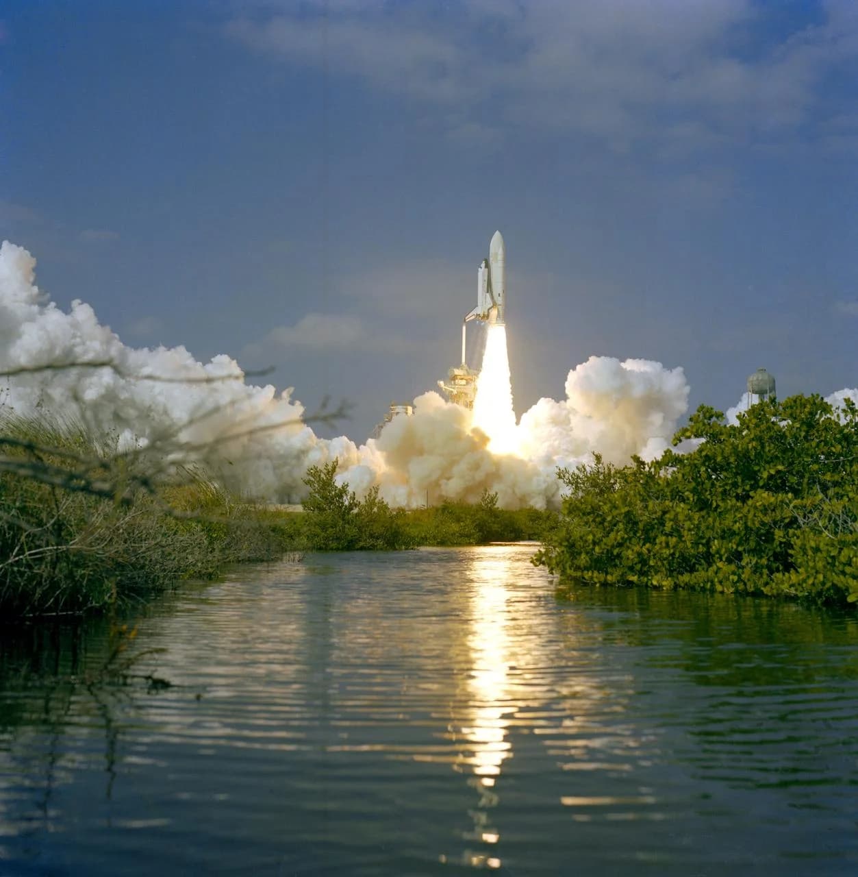 Columbia launches on STS-2 from Kennedy Space Center, 12 November 1981.