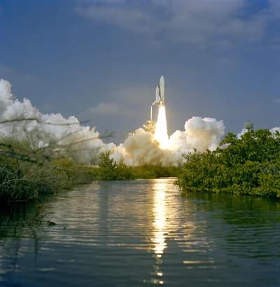 Columbia launches on STS-2 from Kennedy Space Center, 12 November 1981.