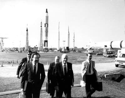 Členové Rogersovy komise přijíždějí do Kennedyho vesmírného střediska vyšetřovat havárii.