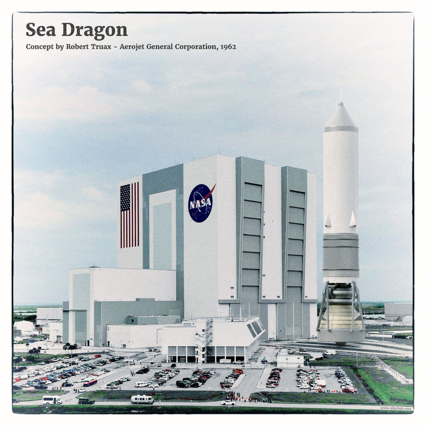 Koncepční kresba obří rakety Sea Dragon, která startuje z moře vedle malé lodi.