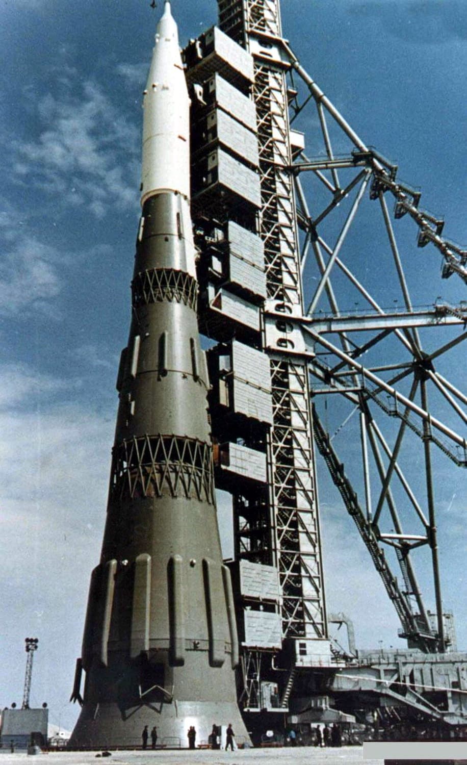 Maketa sovětské supertěžké rakety N1 stojí na startovní rampě kosmodromu Bajkonur v roce 1967.