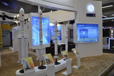 Řada modelů čínských raket rodiny Dlouhý pochod (LM-7, LM-3B, LM-5) na výstavním stánku společnosti CASC s nápisem „中国航天".