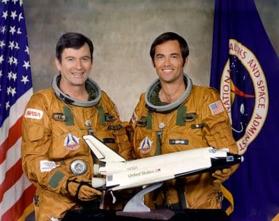 Astronauti John Young a Robert Crippen, posádka prvního letu raketoplánu STS-1, s modelem raketoplánu.