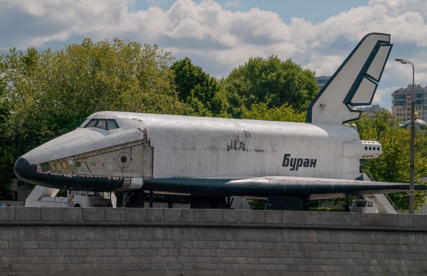 Sovětský raketoplán Buran vystavený pod širým nebem v Moskvě.