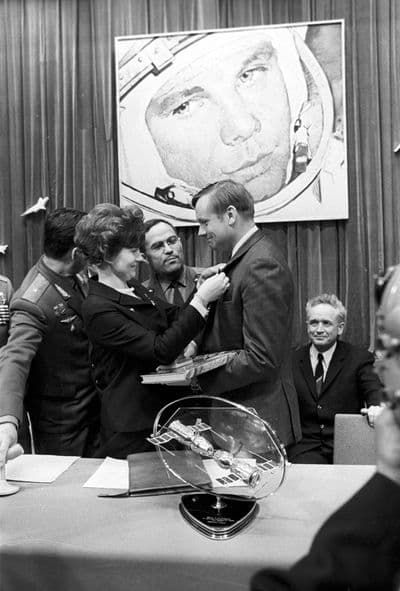 Valentina Těreškovová a Neil Armstrong na pozdějším setkání.