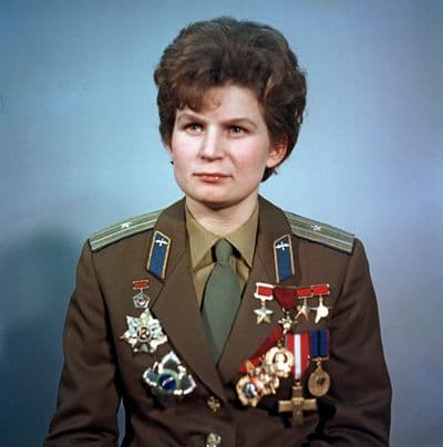 Portrét kosmonautky Valentiny Těreškovové v uniformě.