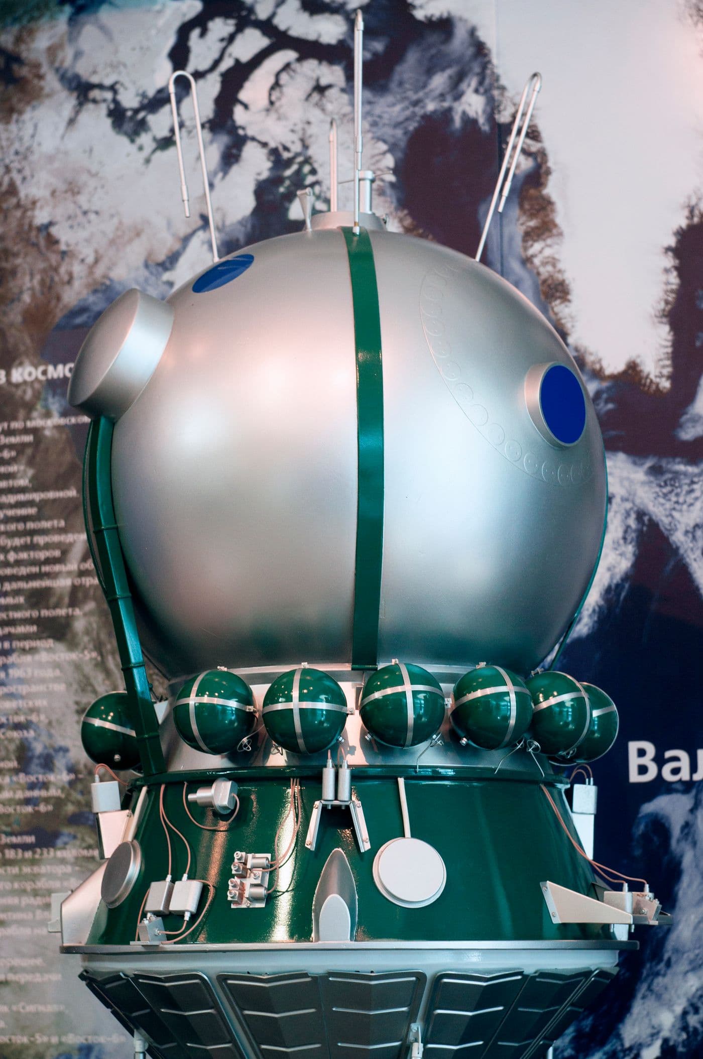 Muzejní model kulové návratové kabiny lodi Vostok.