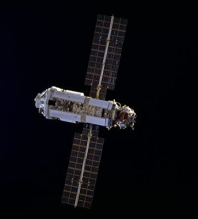 Modul Zarja fotografovaný z raketoplánu Endeavour během mise STS-88 (1998).