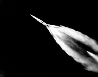 Nosič Saturn V s Apollem 12 stoupá k obloze krátce po startu (NASA).