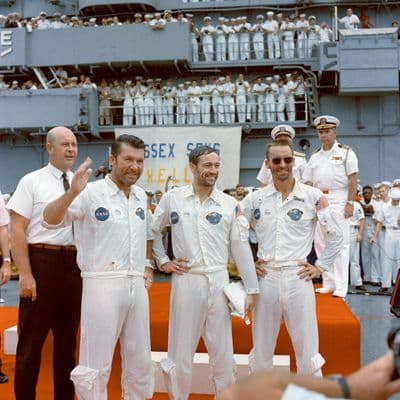 Posádka Apolla 7 (Schirra, Eisele, Cunningham) po přistání na palubě letadlové lodi USS Essex (NASA).