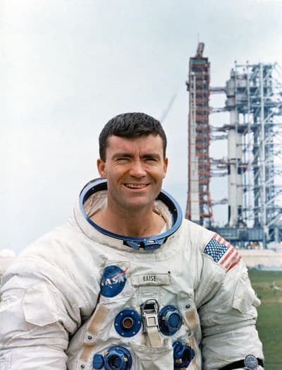 Oficiální portrét astronauta Fred Haise (NASA).