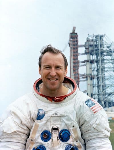 Oficiální portrét astronauta Jim Lovell (NASA).