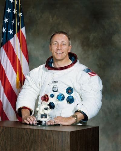 Oficiální portrét astronauta Jack Swigert (NASA).