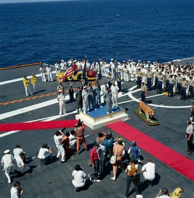 Uvítací ceremoniál pro posádku Apolla 16 na palubě USS Ticonderoga (NASA).