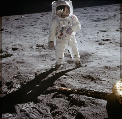 Buzz Aldrin, odraz Armstronga a lunárního modulu v hledí (AS11-40-5903).