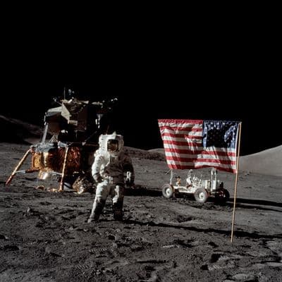 Lunární modul Challenger, vozítko LRV a vlajka USA na místě přistání Taurus-Littrow (NASA AS17-134-20382).