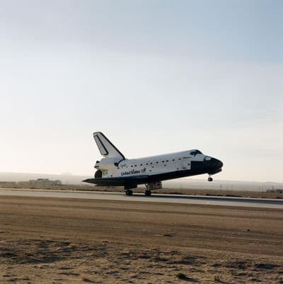 Raketoplán Discovery po misi STS-31.