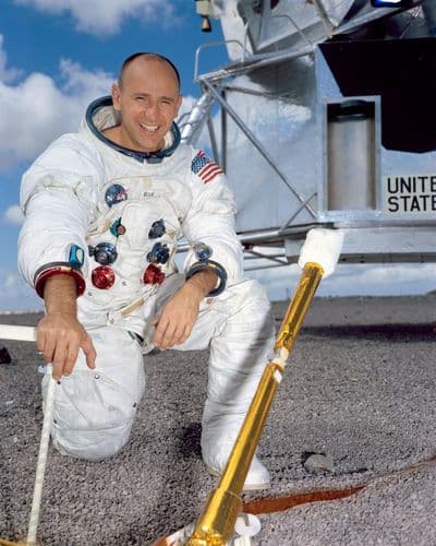 Portrét astronauta Alana Beana.