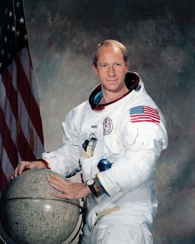 Portrét astronauta Alfreda M. Wordena.
