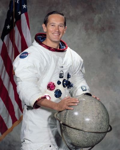 Portrét astronauta Charlese M. Duka.