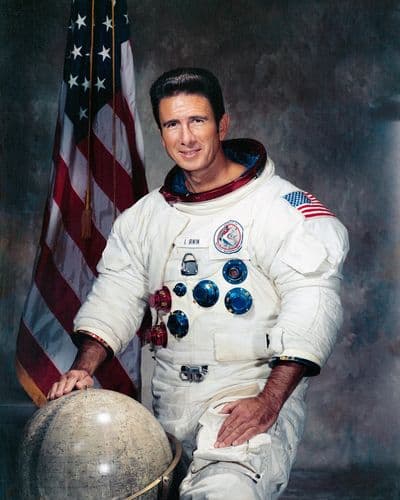 Portrét astronauta Jamese B. Irwina.