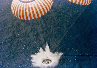 Velitelský modul Apolla 15 dosedá do oceánu jen na dvou ze tří padáků (NASA).